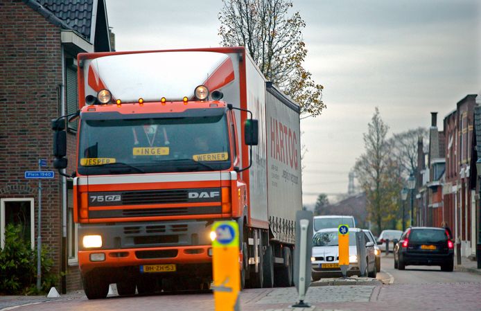 Vrachtverkeer in het centrum van Zevenbergschen Hoek is de inwoners al jaren een doorn in het oog. De gemeente nam eerder al maatregelen (inrijverbod) om het verkeer in te dammen. Nu worden ook extra groen aangelegd om (vracht)auto's verder af te remmen.