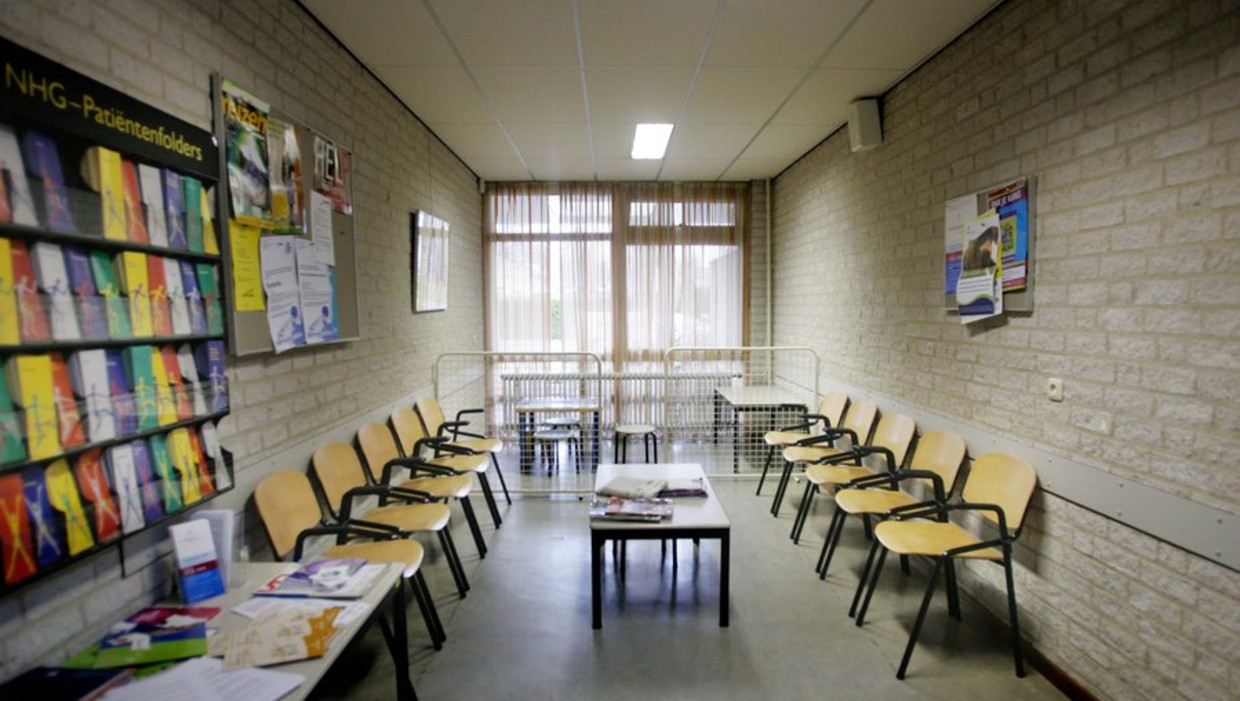 Een lege wachtkamer bij de huisarts Beeld ANP