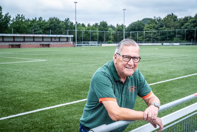 André van Dinter is al sinds de jaren 80 vlagger bij Rood-Wit'62 in Helmond.