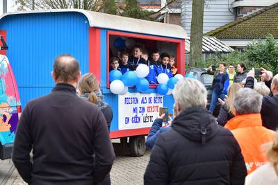 Driedubbel feest voor handbalvereniging Heerle: kampioenen op de wagen door Wouw