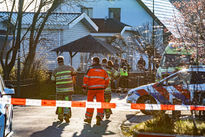 Hulpdiensten in Cothen, nadat daar de 50-jarige Mike Goedhart werd doodgeschoten.