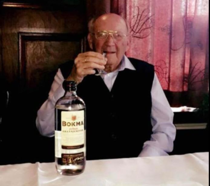 Overgrootvader Piet van Treijen (103) uit Steenbergen is genezen van corona en viert dat met een borreltje.