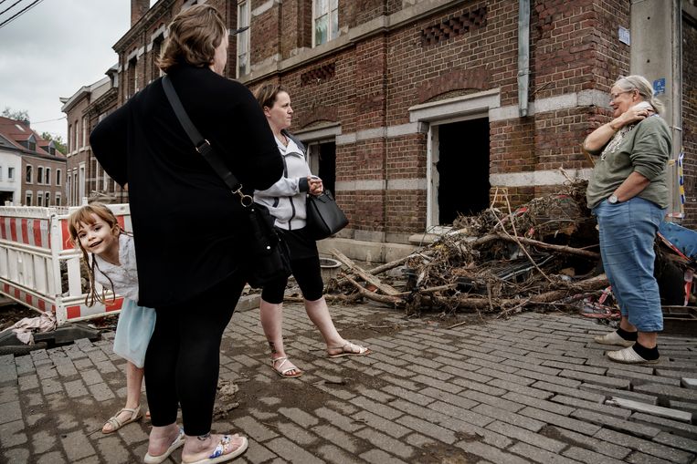 Christiane Mathonet-Sluse (r.) aan de praat met mede-inwoners: ‘Ik wil niet onteigend worden.’  Beeld © Eric de Mildt