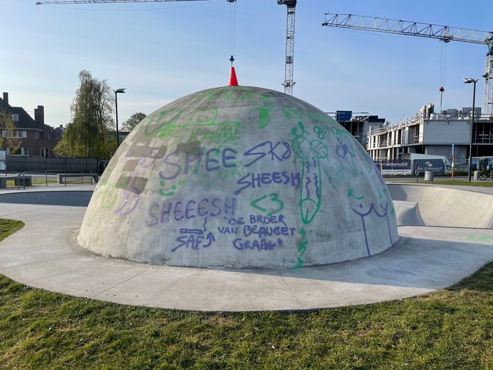 De 'dome' van de skatebowl in Kortrijk. In deze omgeving troepten zondagavond te veel jongeren samen.