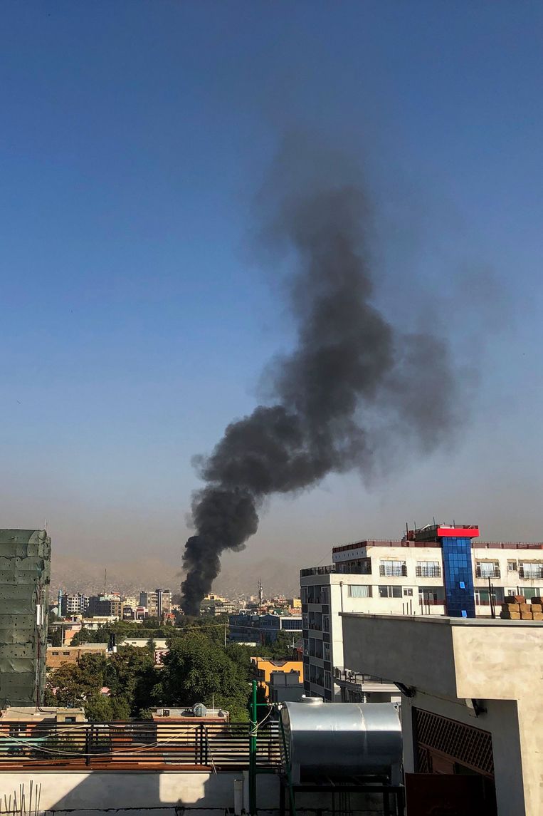 Rookpluimen boven Kaboel, kort na de aanslag. Beeld AFP