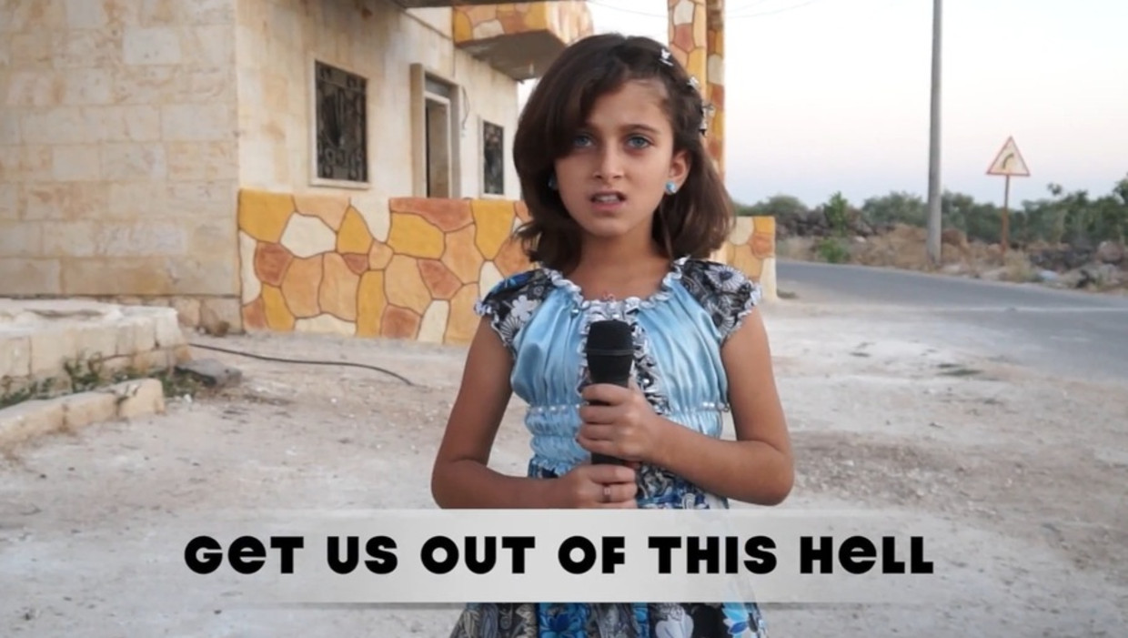 Still uit het filmpje waarin bewoners van Kafranbel Obama oproepen om een militaire actie te starten. Beeld YouTube