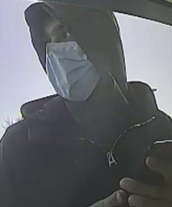 De politie deelt beelden van de persoon die met een gestolen pas van een 85-jarige vrouw uit Amersfoort heeft gepind.