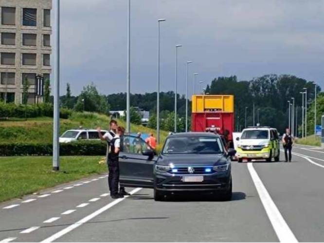 Bestuurder sterft na klap tegen geparkeerde oplegger aan overkant van straat in Kortrijk
