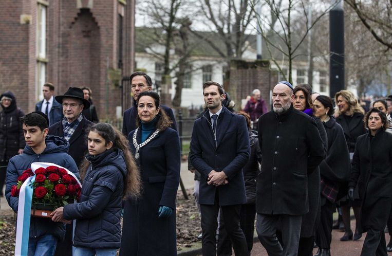 Burgemeester Femke Halsema tijdens de stille tocht naar het Spiegelmonument 'Nooit meer Auschwitz' tijdens de Holocaust Herdenking. Beeld EVA PLEVIER/ANP
