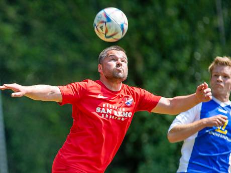 Lopen lukt niet meer, maar Burhan Gür sleept TKA wel door penaltyreeks: ‘Dit is een jongensdroom’
