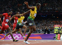 Usain Bolt blijft landgenoot Yohan Blake voor in de finale van de 100 meter in Londen in 2012.