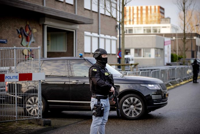 Een beveiligde auto komt aan bij De Bunker, de extra beveiligde rechtbank in Amsterdam Osdorp, voor het Marengo-proces.