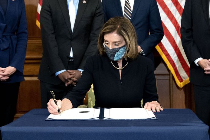 Speaker of the House Nancy Pelosi tekent het impeachmentartikel tegen president Trump in het Capitool nadat de meerderheid van de volksvertegenwoordigers in het lagerhuis voor de impeachment van Donald Trump gestemd heeft.