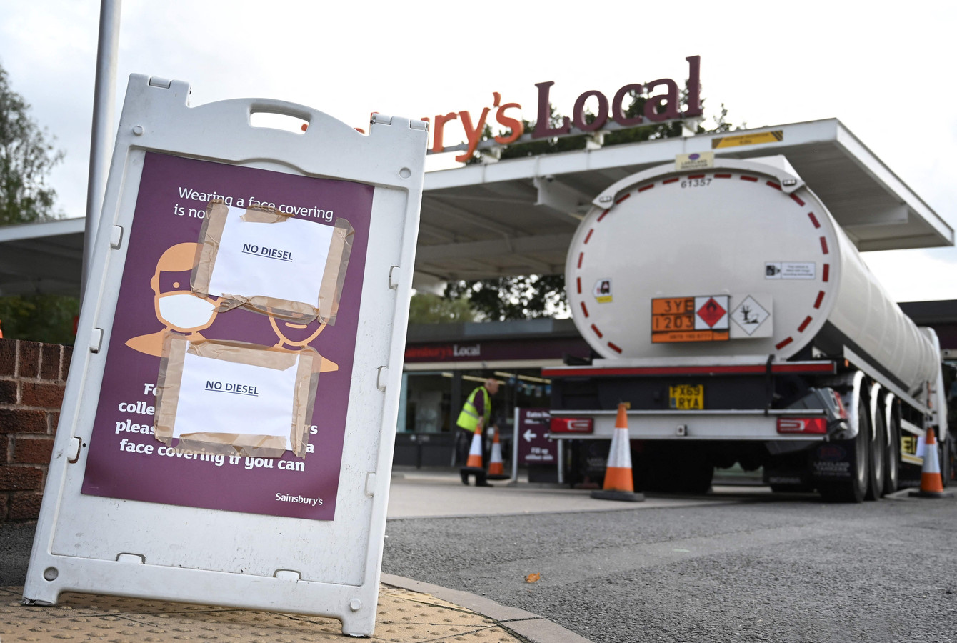 Un camion-citerne arrive pour réapprovisionner les stocks d'une station-service à Coventry, dans le centre de l'Angleterre, le 28 septembre 2021.