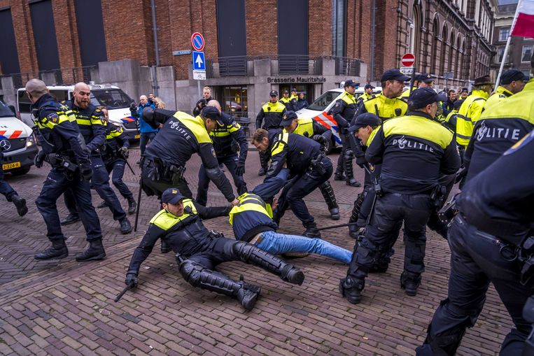 Betogers in gele hesjes voeren actie op het Binnenhof in navolging van het protest in Frankrijk en België tegen het regeringsbeleid.  Beeld ANP