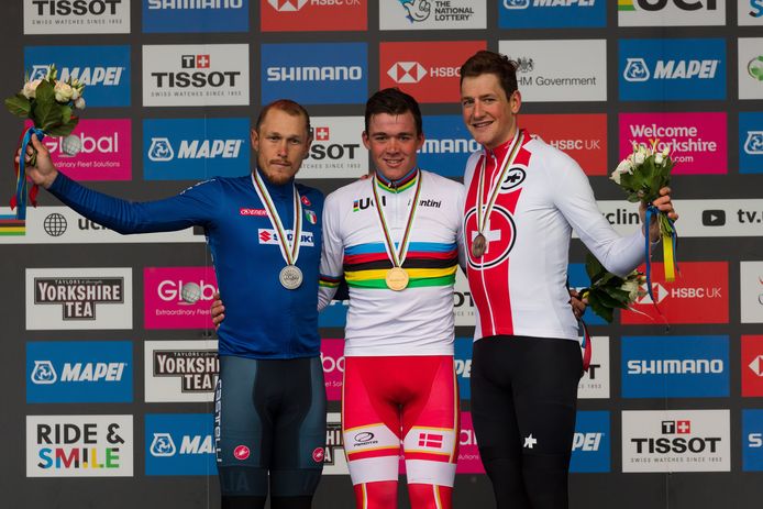 Wereldkampioen Mads Pedersen geflankeerd door Matteo Trentin en Stefan Küng op het WK-podium van vorig jaar.