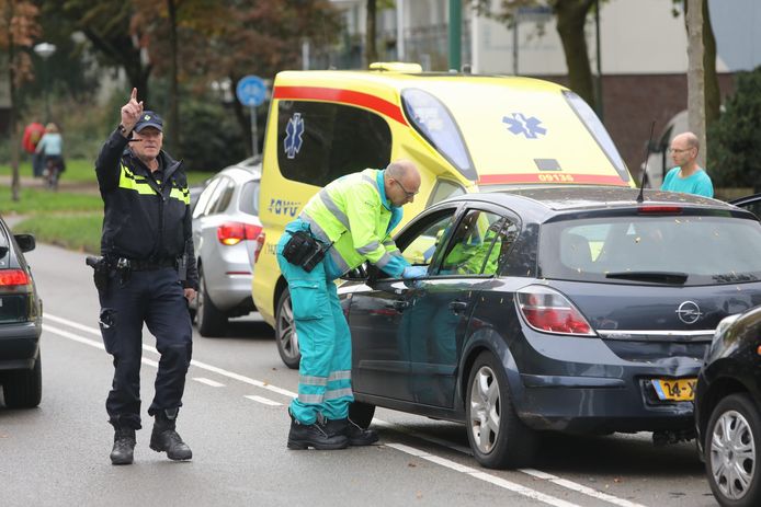 Hulpdiensten zijn ter plaatse na de botsing tussen twee auto's aan de Dalweg op 13 oktober 2019