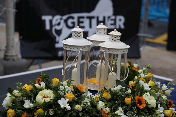 Bloemen en kaarsen bij de wake ter nagedachtenis van de drie dodelijke slachtoffers van de steekpartij in het Britse Reading. (27/06/2020).