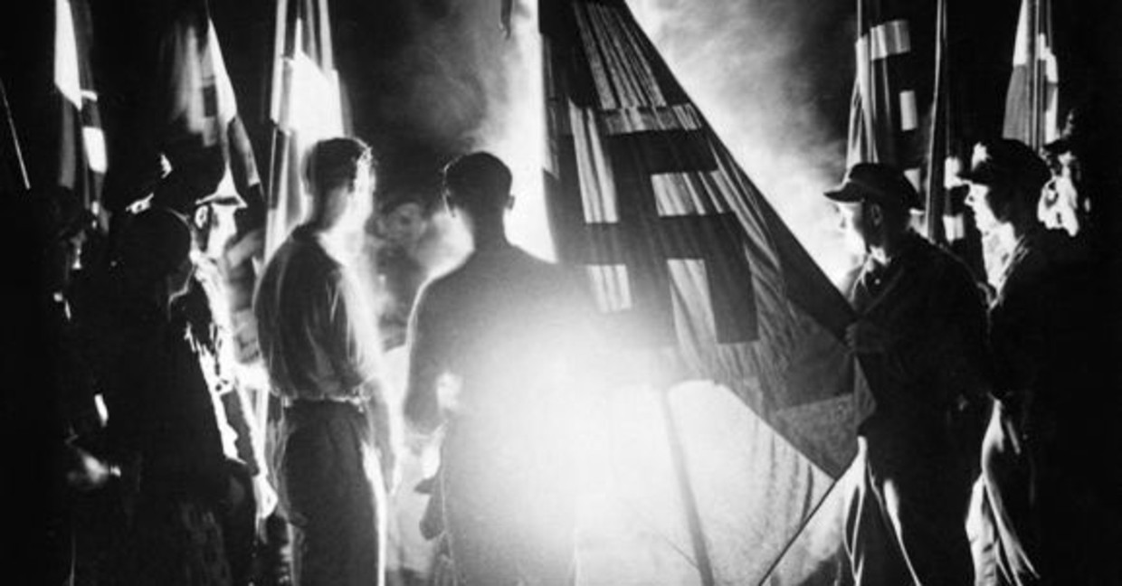 Leden van de Hitlerjeugd tijdens de viering van de zonnewende in 1934. © Hollandse Hoogte / Sueddeutsche Zeitung Photo Beeld RV
