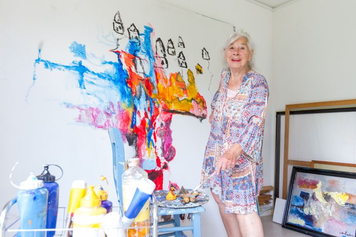 De 87-jarige Kunstenares Antina Verboom uit Waalre schildert sinds vorige maand weer op een groot doek in haar atelier.