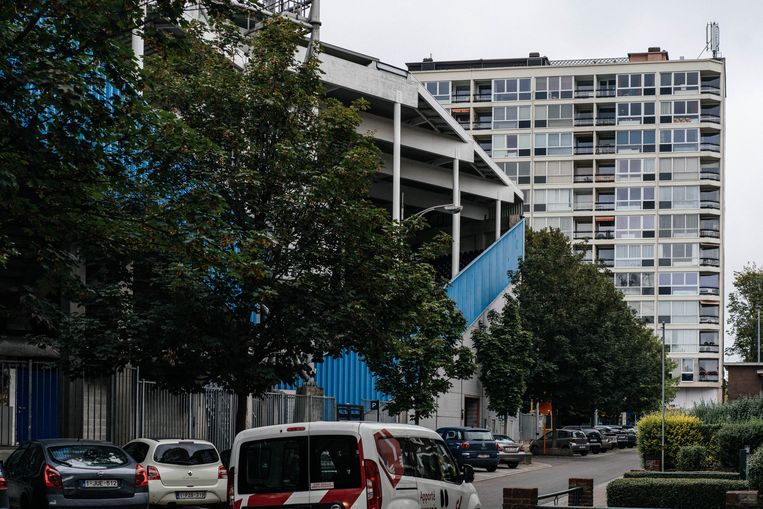 Het oude Stade de Pays de Charleroi, oftewel Mam­bourg, waar politici zich graag laten opmerken. Beeld Wouter Van Vooren