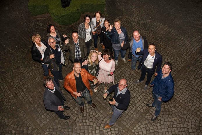 Esbeek viert feest goedkeuring kerkverbouwing. De champagnefles gaat open op de binnenplaats van het Gemeentehuis van Hilvarenbeek. De raad heeft zojuist unaniem goedkeuring gegeven aan een verbouwing van de kerk van Esbeek.