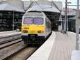 Geparkeerde trein bolt station binnen