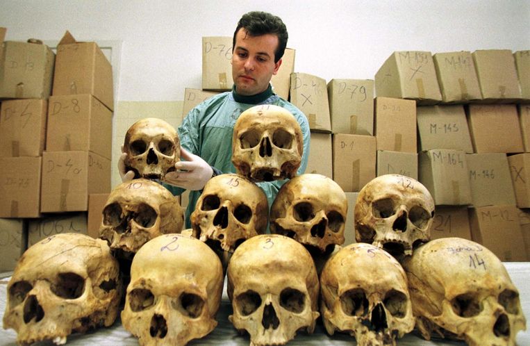 Maart 1997. De Bosnische patholoog-anatoom Rifat Kesetovic onderzoekt in een ziekenhuis in de noordelijke stad Tuzla schedels van slachtoffers. Beeld © reuterS