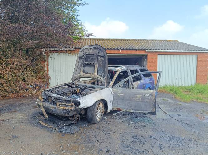 Geparkeerde auto vat plots vuur in Zonnebeke