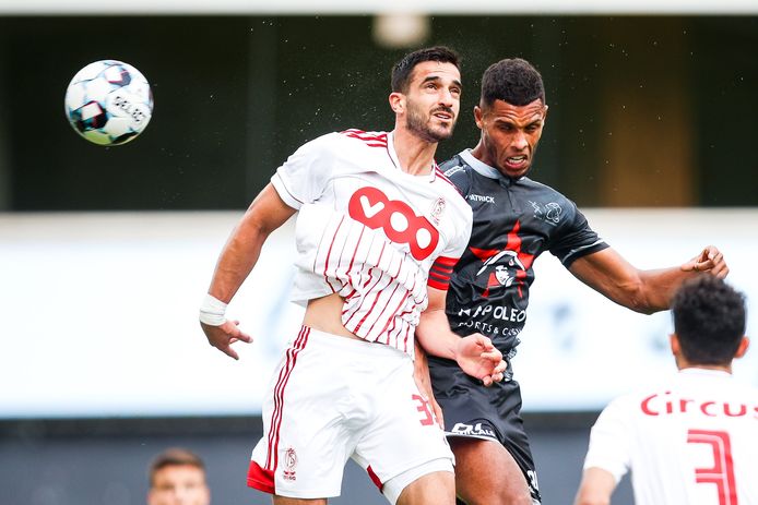 Zinho Gano in een kopbalduel met Standard-kapitein Konstantinos Laifis. "In het eerste halfuur kon ik nauwelijks een duel winnen, maar ik ben blijven strijden”, aldus Gano.