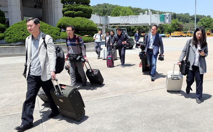 Zuid-Koreaanse journalisten kunnen nu toch naar Noord-Korea vertrekken, nadat eerder hun toegang tot het vliegtuig was geweigerd.