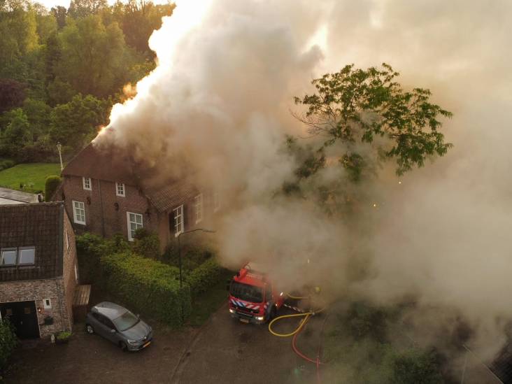 Brand in woonboerderij met rieten dak in Den Dungen, vermoedelijk blikseminslag