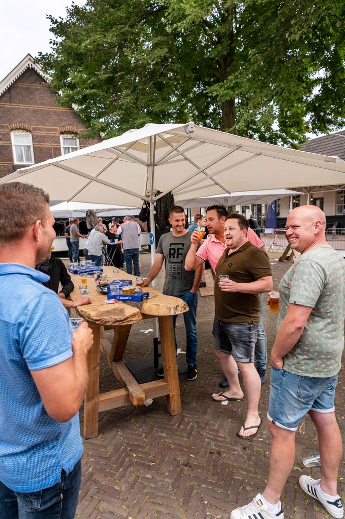Op het kerkplein tegenover café Govers in Geffen luiden de bouwvakkers vandaag hun vakantie in.
