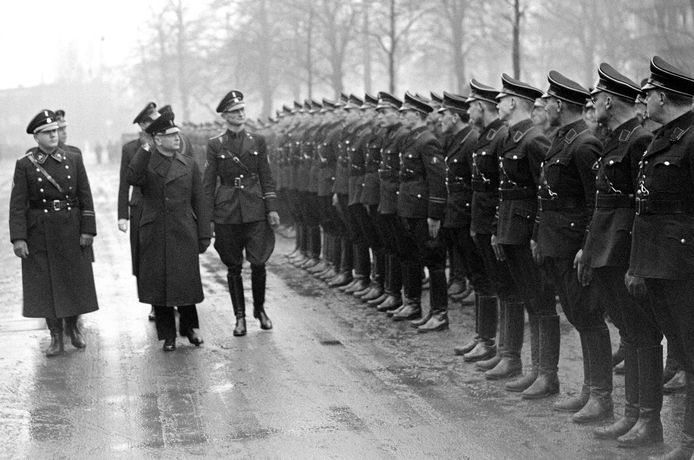 Mussert inspecteert leden van de Nederlandse SS na een mars door Den Haag.