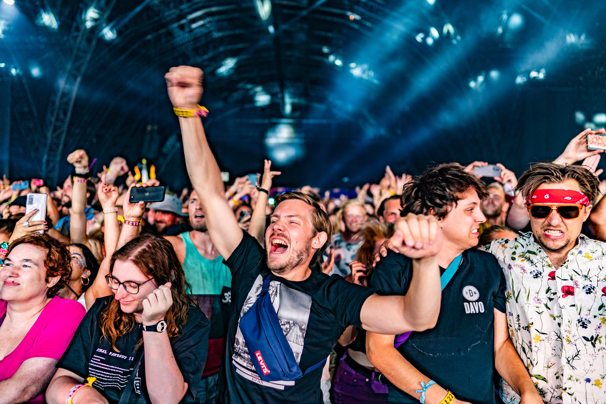 Publiek tijdens een optreden van de Australische band Pendulum op Lowlands 2022. Beeld Joris van Gennip