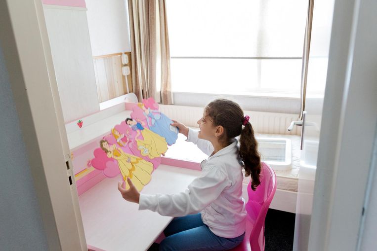 Dochter Laian in haar kamer in het nieuwe huis. Beeld Inge van Mill