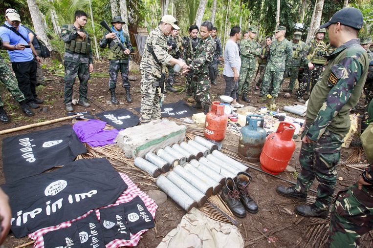 Filipijnse soldaten inspecteren materiaal dat ze hebben geconfisqueerd van Abu Sayyaf. Beeld epa