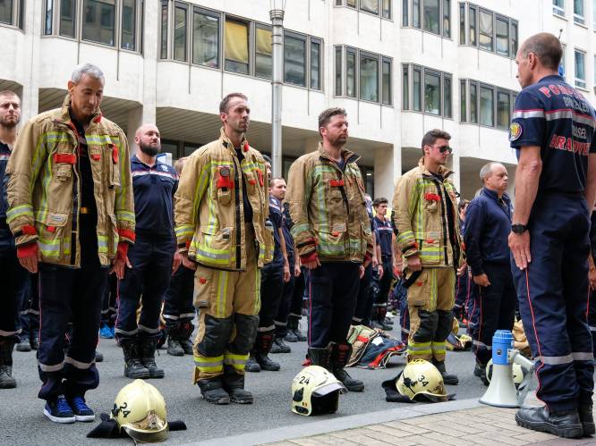 Brandweermannen blokkeren Ring tijdens betoging over loon: “Onderhandelingen draaien in rondjes”