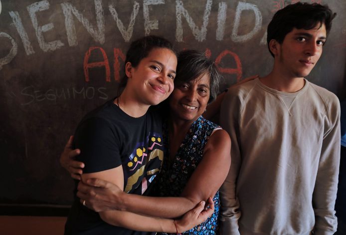 De pas vrijgelaten Amaya Coppens sluit haar moeder  Tamara Zamora in de armen. Haar familie hield in Esteli, een stadje op 150 km van hoofdstad Managua, een feestje om de vrijlating te vieren.