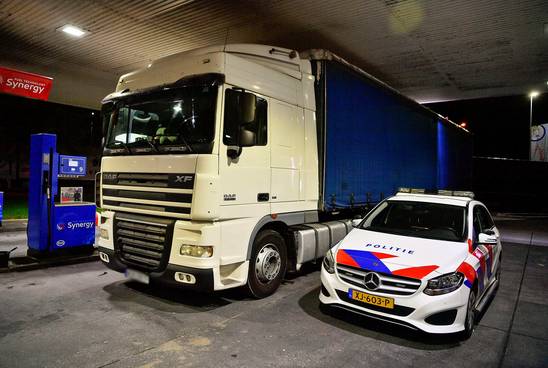 Vrachtwagenchauffeur vlucht na achtervolging door politie velden naast A67 in