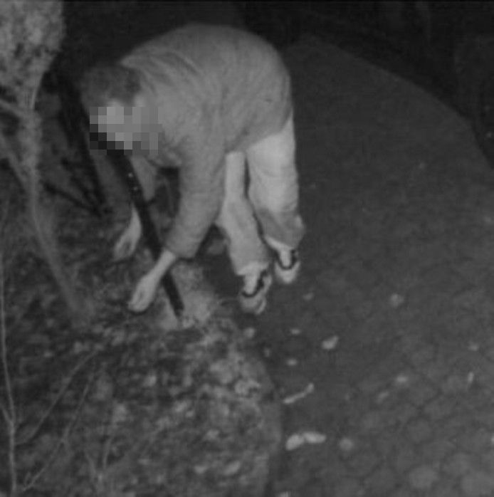 De kerstverlichtingdief werd vastgelegd op een beveiligingscamera.