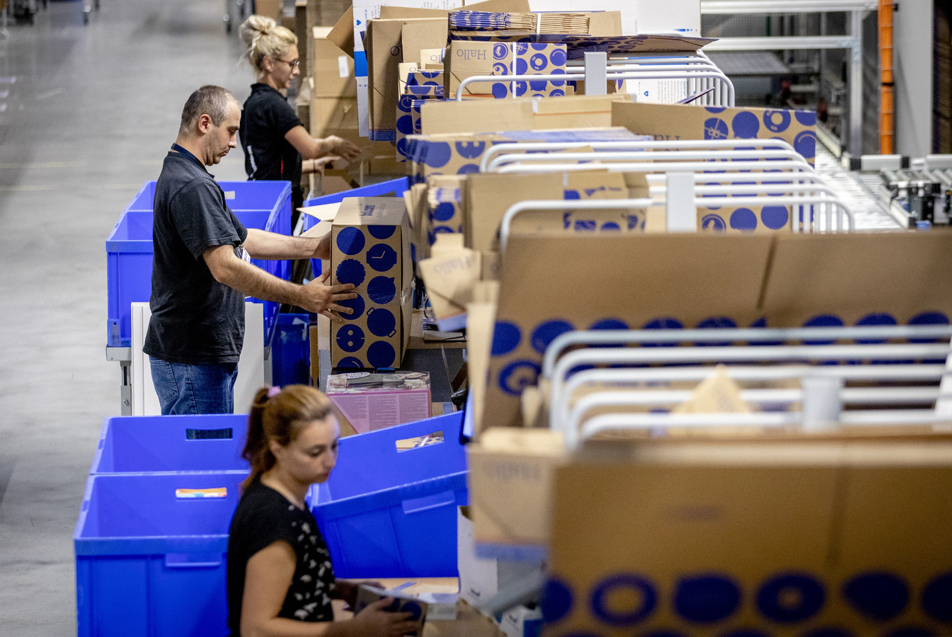 Pakketten worden voor verzending gesorteerd in het distributiecentrum van Bol.com.