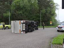 Vrachtwagen kantelt bij tankstation in Kaatsheuvel, chauffeur vermoedelijk onder invloed