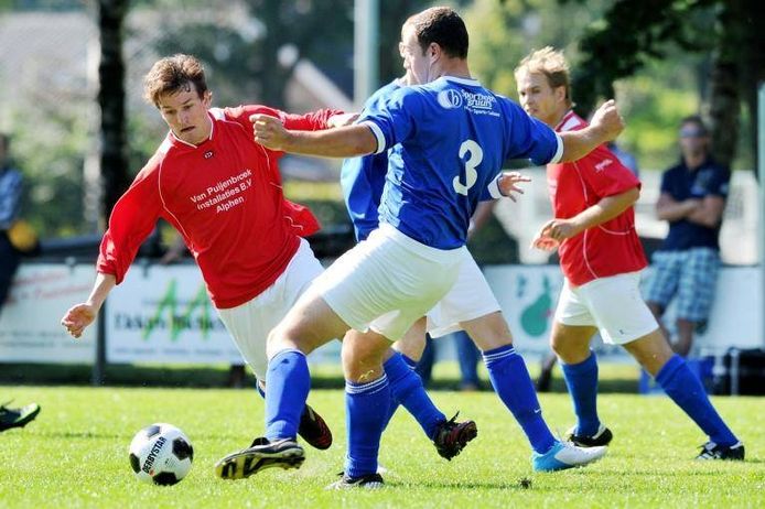 De oppositie wil de subsidies zoals van voetbalvereniging Viola in Alphen nog niet korten.