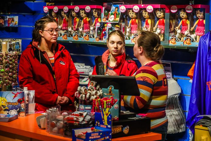 Plopsaland organiseert voor het eerst een opleiding voor zijn toekomstige werknemers. Deze meisjes krijgen op hun stagedag uitleg over het kassasysteem.
