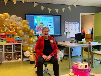 ‘Kleuterjuf in hart en nieren’ Agnes Bok viert jubileum en de hele school in Eethen feest mee