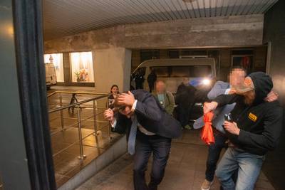 Nederlandse politicus Thierry Baudet krijgt slag met oranje paraplu vlak voor lezing voor KVHV in UGent-gebouwen
