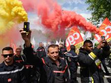 Plusieurs milliers de pompiers manifestent à Paris, réclamant une prime JO