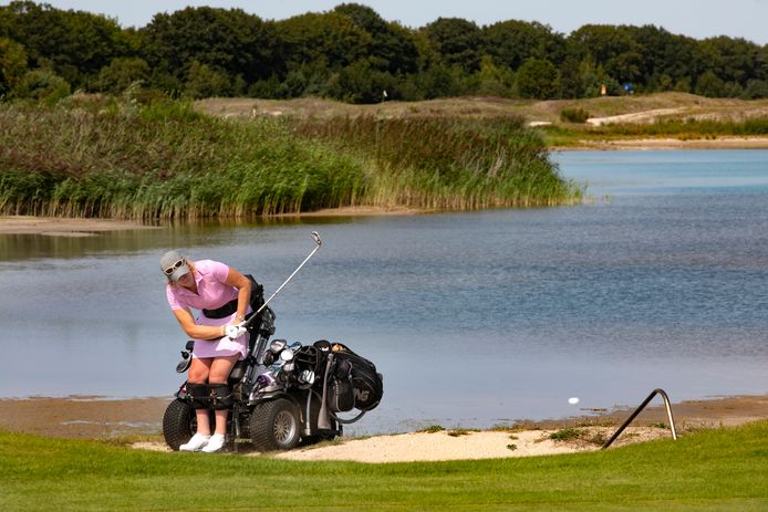 Golfspeler in actie tijdens het Brabantse Disabled Open op golfbaan de Stippelberg in Milheeze, enkele jaren geleden.