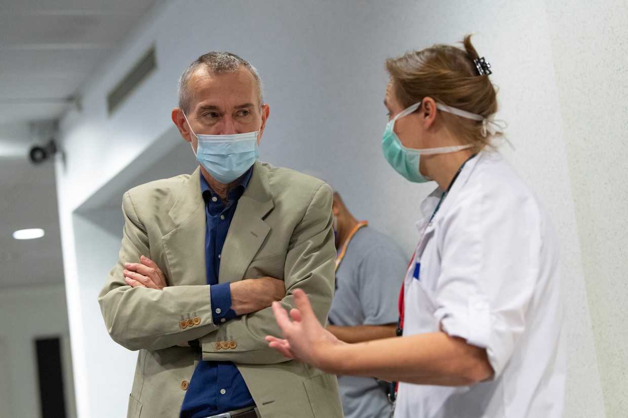 Minister van Volksgezondheid Frank Vandenbroucke (Vooruit) en infectiologe Erika Vlieghe (Universiteit Antwerpen). Beeld Photo News